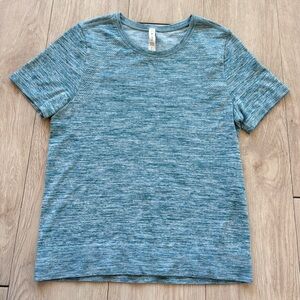 Athleta In Motion Seamless Heather Tee in blue heather color. Women’s size XS